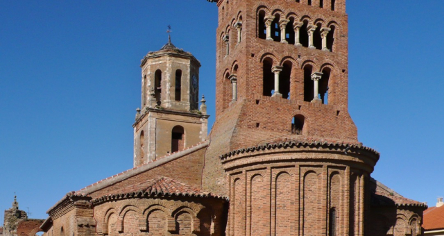 Iglesia de San Tirso | Wikicommons. Autor: Jose Luis Filpo Cabana